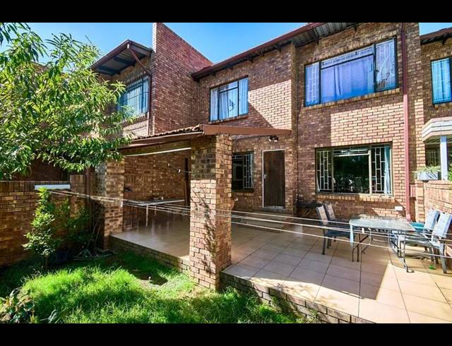 3 BEDROOM TOWNHOUSE FOR SALE IN CROYDON